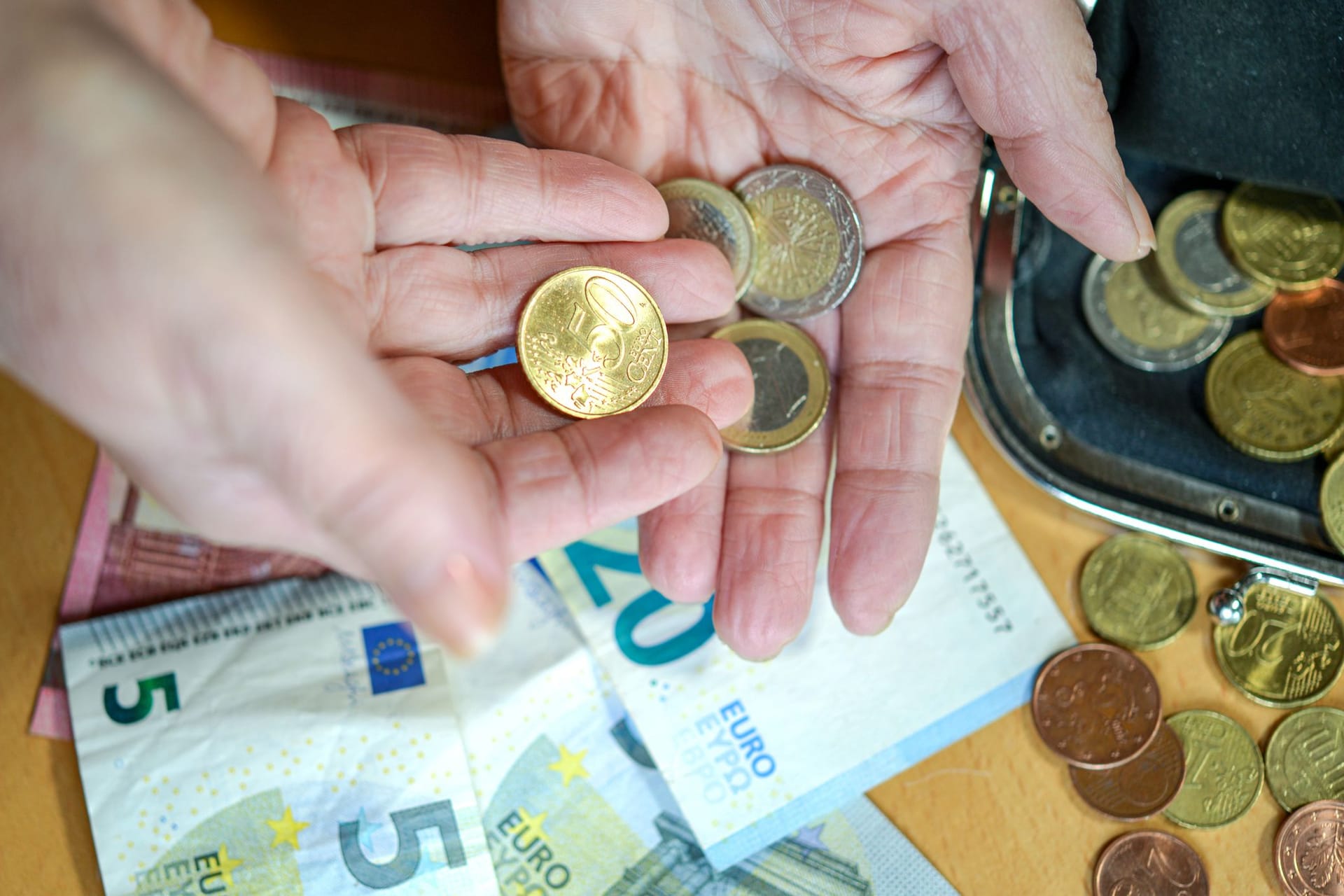 Rentnerin zählt Geld (Symbolbild): Die Höhe der gesetzlichen Rente hängt von verschiedenen Faktoren ab.