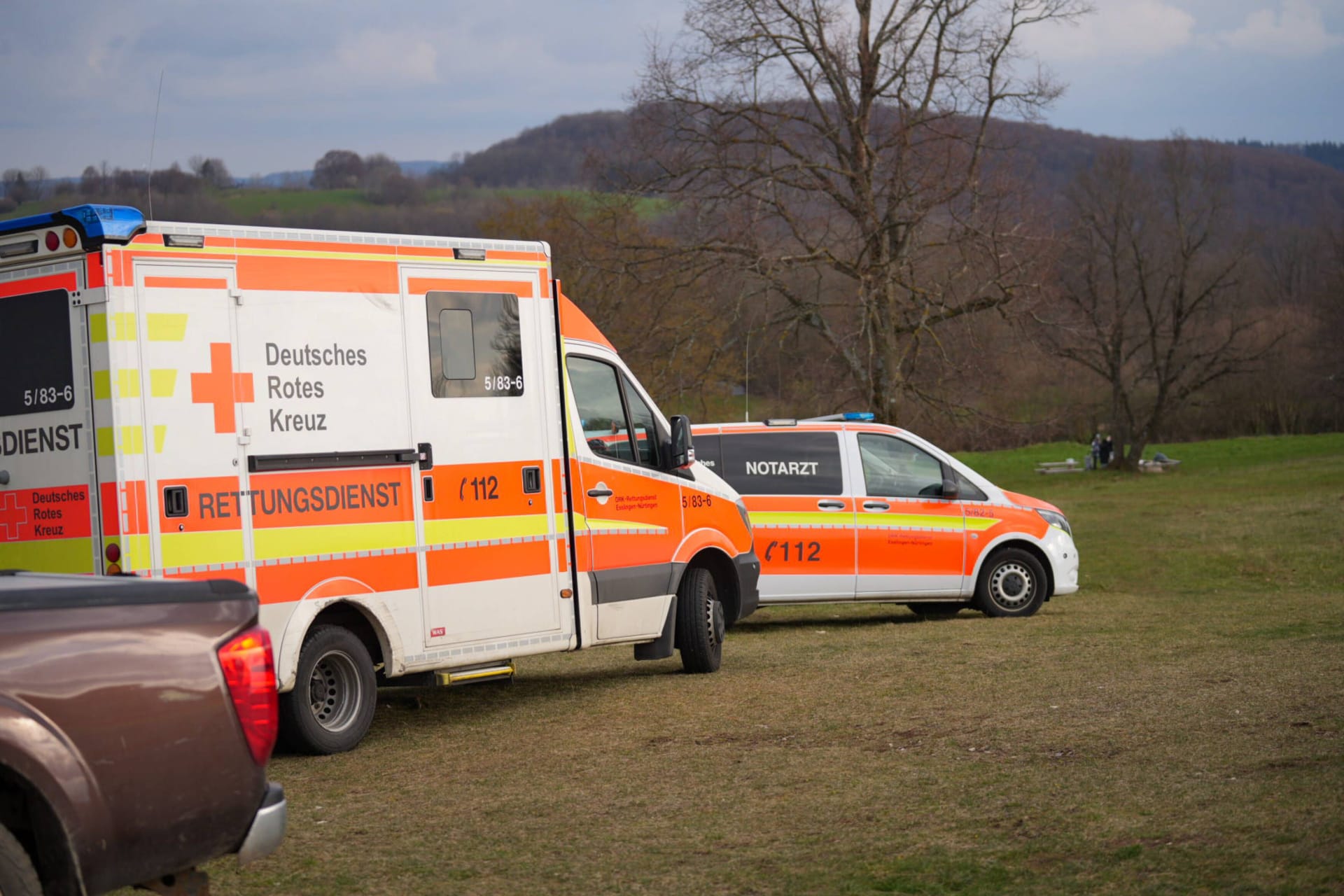 Rettungswagen in Baden-Württemberg (Archivfoto): Wegen des Unfalls war die B31 stundenlang gesperrt.