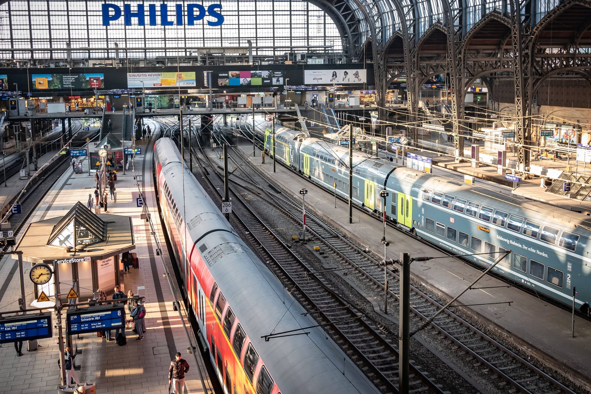 Auch in Hamburg will die Deutsche Bahn ein neues Tool einsetzen, das mithilfe von Künstlicher Intelligenz Verspätungen verringern soll. (Symbolfoto) Auch in Hamburg will die Deutsche Bahn ein neues Tool einsetzen, das mithilfe von Künstlicher Intelligenz Verspätungen verringern soll. (Symbolfoto)
