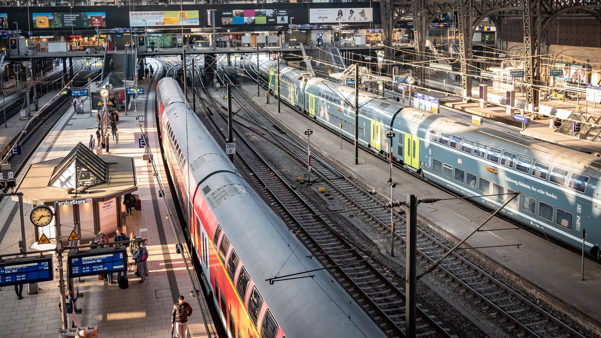 Auch in Hamburg will die Deutsche Bahn ein neues Tool einsetzen, das mithilfe von Künstlicher Intelligenz Verspätungen verringern soll. (Symbolfoto) Auch in Hamburg will die Deutsche Bahn ein neues Tool einsetzen, das mithilfe von Künstlicher Intelligenz Verspätungen verringern soll. (Symbolfoto)