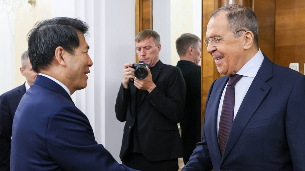 Li Hui, chinesischer Sonderbeauftrater (l) und Russlands Außenminister Sergei Lawrow begrüßen sich (Archivbild): China hat den russischen Angriffskrieg gegen die Ukraine bislang nicht verurteilt.