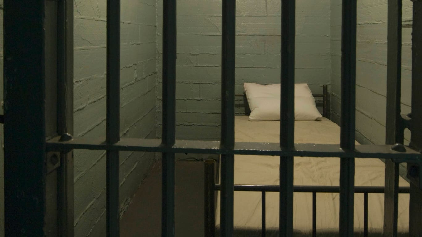 Gefängniszelle (Symbolbild): Ein Mann in Arizona wurde aus der Todeszelle entlassen.