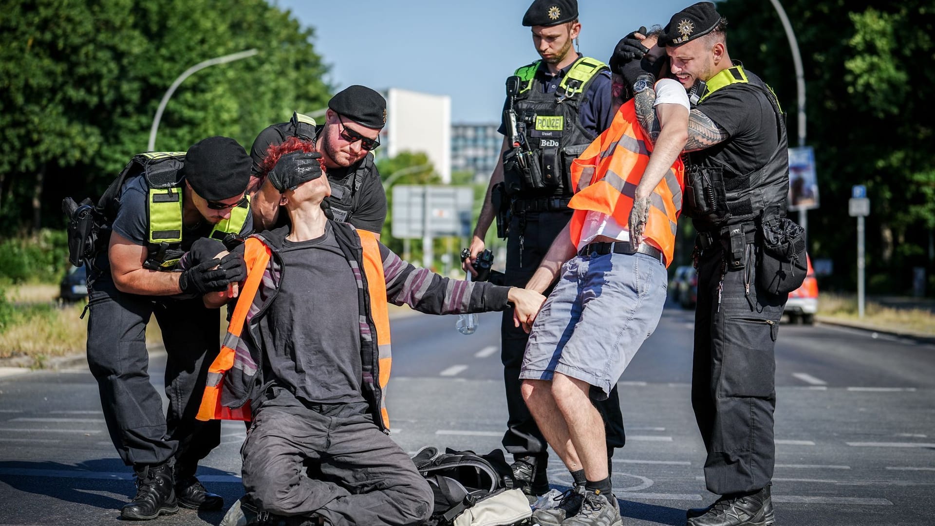 Aktivisten werden bei einer Blockadeaktion von der Straße entfernt (Archivbild): Um ihren Führerschein bangen, müssen sie nicht.