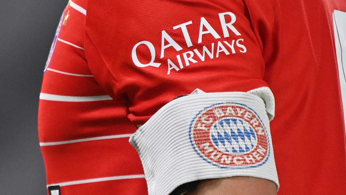 Qatar Airways auf dem Ärmel des Bayern-Trikots: Die kontroverse Zusammenarbeit ist beendet.