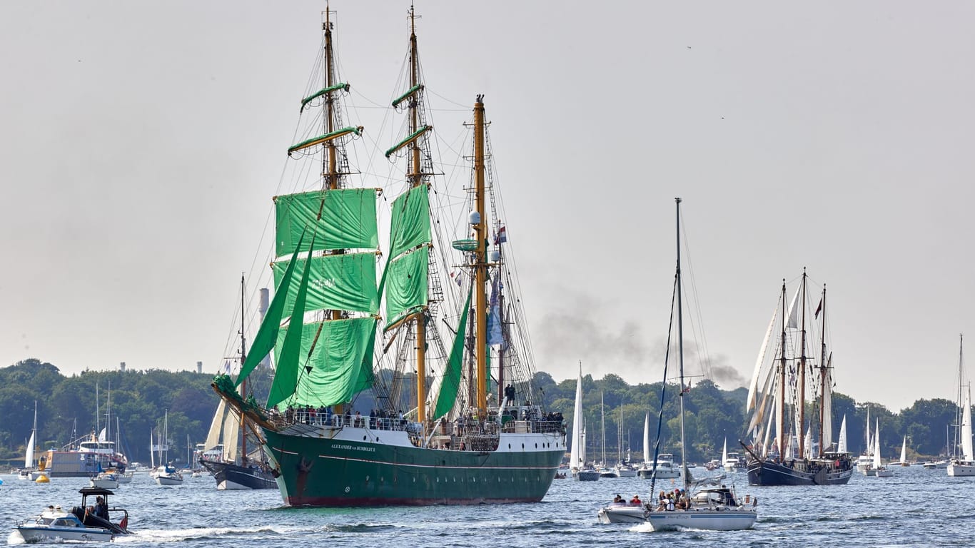 Angeführt vom Segelschulschiff "Alexander von Humboldt II" fahren Boote, Segler und Traditionssegler bei der Windjammerparade der Kieler Woche auf der Förde.