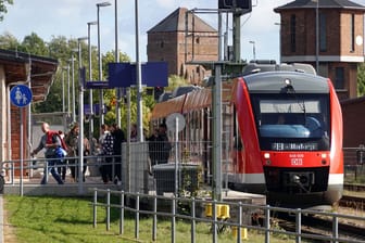 Regionalzug in Brandenburg: In der vergangenen Woche verstarb ein Mann nach einer Kollision.