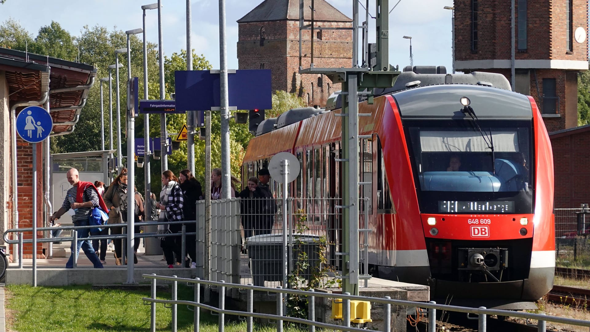 Regionalzug in Brandenburg: In der vergangenen Woche verstarb ein Mann nach einer Kollision.