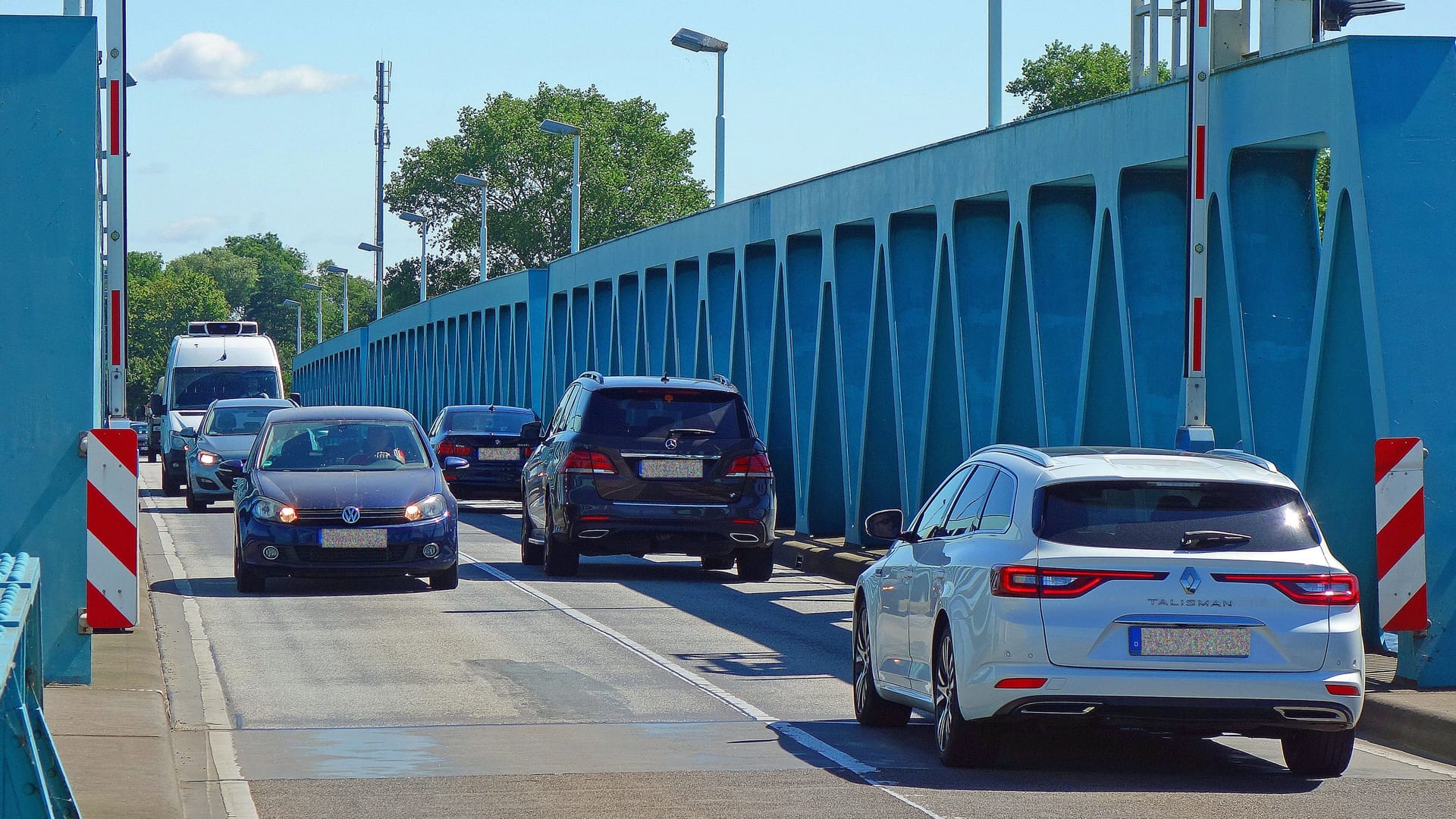 Urlaubsverkehr an der Zecheriner Brücke: Sie verbindet die Ostseeinsel Usedom mit dem Festland.