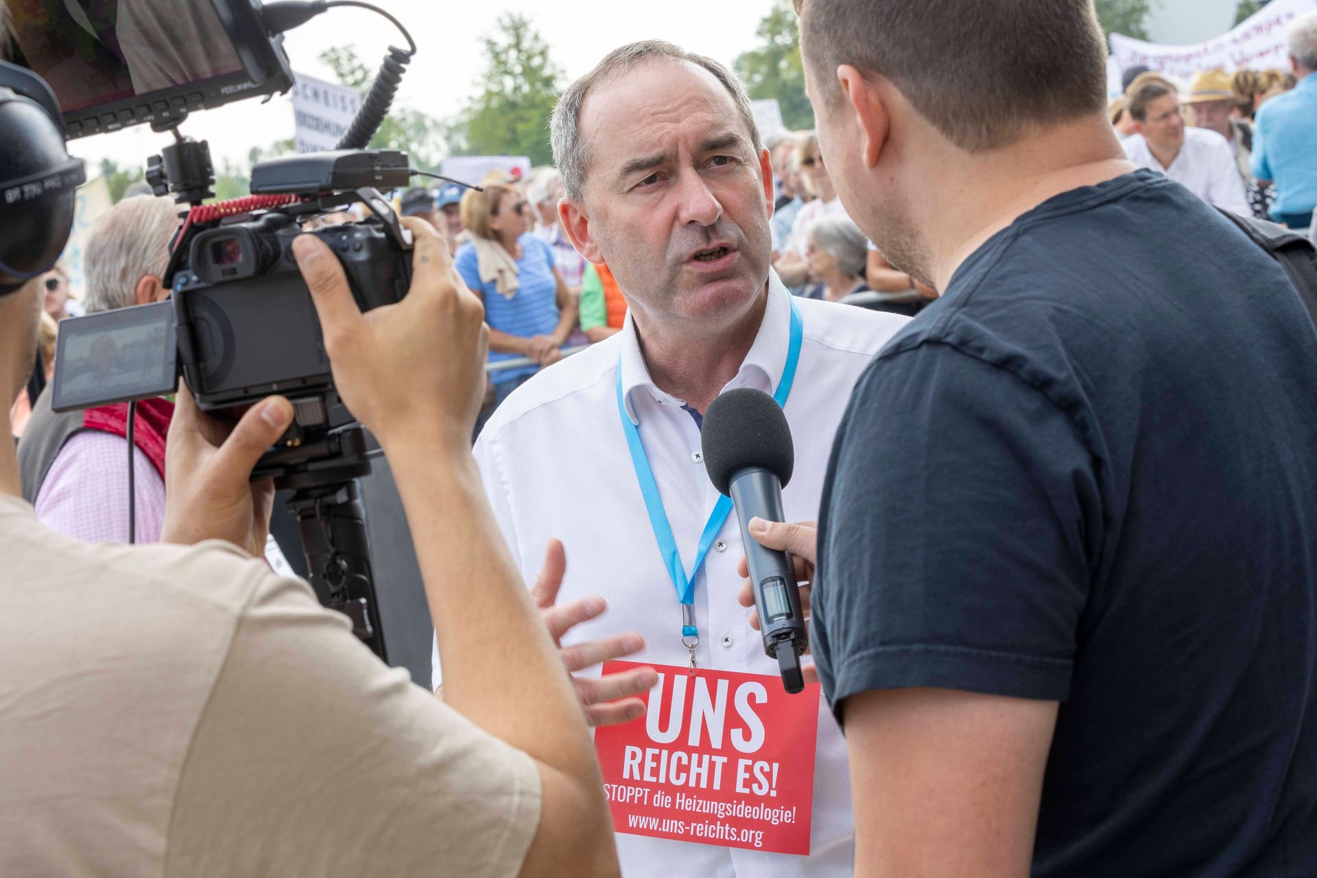 Hubert Aiwanger polarisiert mit seinen Aussagen auf einer Demonstration unweit von München: Dort machte er auch Bekanntschaft mit Extremisten.