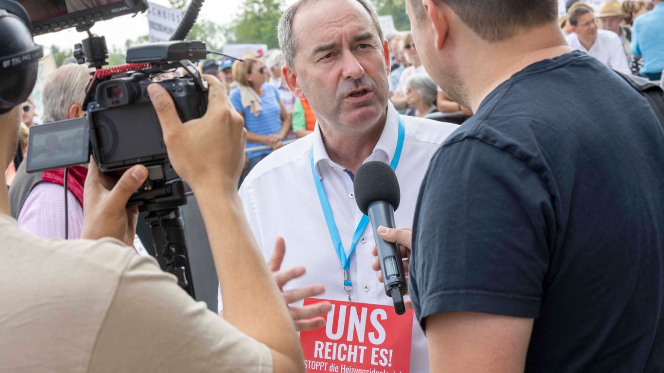 Hubert Aiwanger polarisiert mit seinen Aussagen auf einer Demonstration unweit von München: Dort machte er auch Bekanntschaft mit Extremisten.