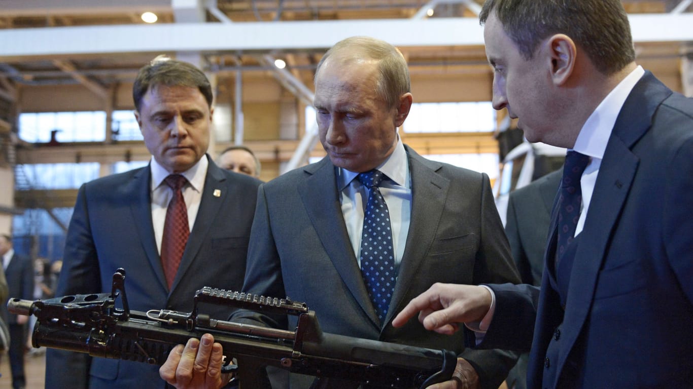 Russlands Diktator (M.) beim Besuch einer Waffenfabrik in Tula, 2014.