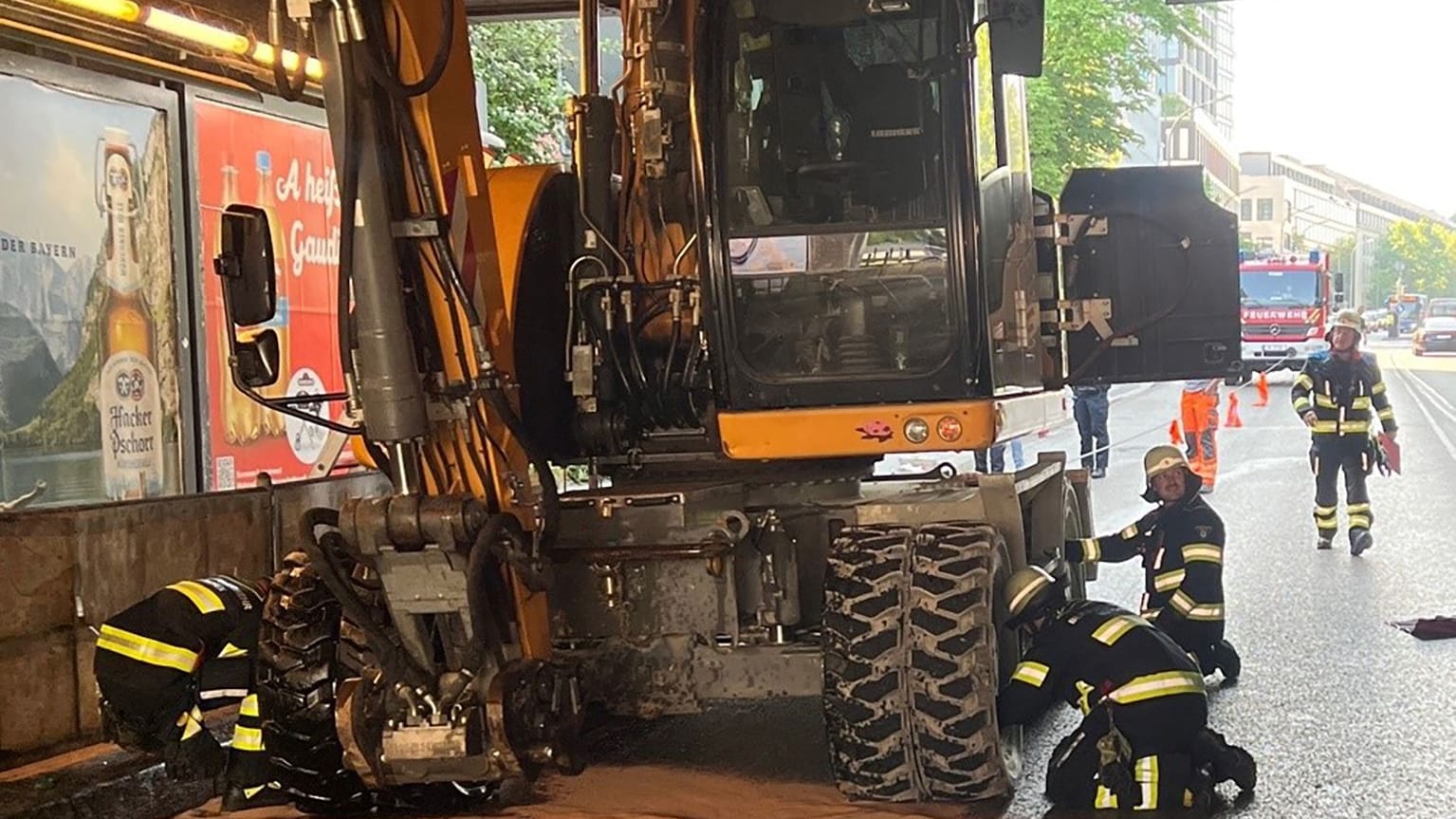 Nichts geht mehr: Ein Bagger hat sich mit dem Greifarm in der Unterführung festgefahren. Nichts geht mehr: Ein Bagger hat sich mit dem Greifarm in der Unterführung festgefahren.