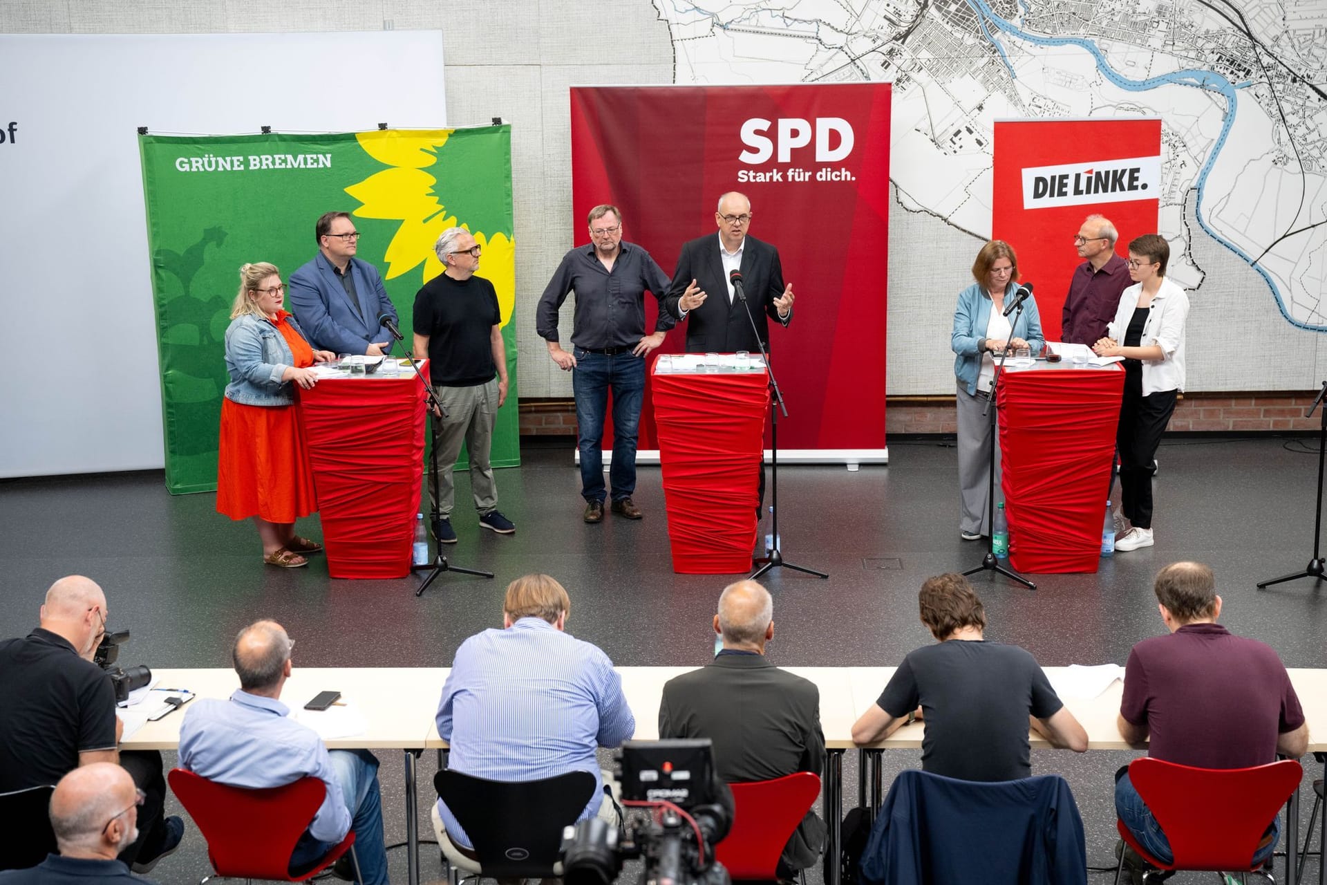 Alexandra Werwath (l-r), Björn Fecker und Florian Pfeffer von den Bremer Grünen, Reinhold Wetjen und Andreas Bovenschulte, Bürgermeister von Bremen, von der Bremer SPD und Kristina Vogt, Christoph Spehr und Anna Fischer von der Bremer Linken, bei der Vorstellung des neu ausgehandelten Koalitionsvertrages.