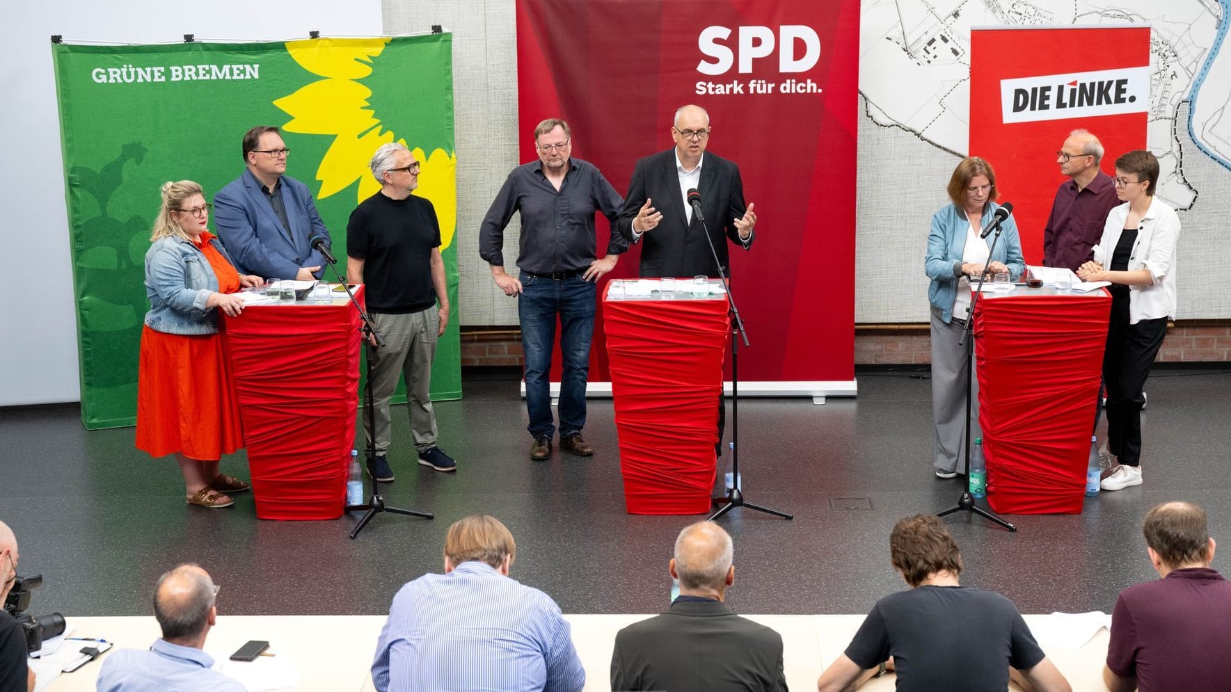 Alexandra Werwath (l-r), Björn Fecker und Florian Pfeffer von den Bremer Grünen, Reinhold Wetjen und Andreas Bovenschulte, Bürgermeister von Bremen, von der Bremer SPD und Kristina Vogt, Christoph Spehr und Anna Fischer von der Bremer Linken, bei der Vorstellung des neu ausgehandelten Koalitionsvertrages.