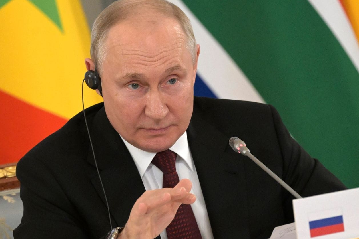 Wladimir Putin gestikuliert beim Treffen mit Vertretern afrikanischer Staaten in Moskau.
