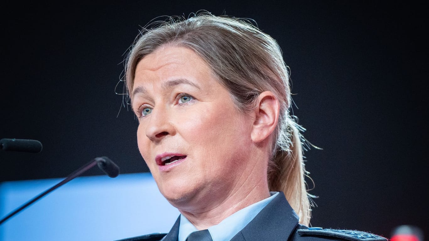 Berlin: Claudia Pechstein, Olympiasiegerin im Eissschnelllauf, spricht in ihrer Uniform als Bundespolizistin beim CDU-Grundsatzkonvent.