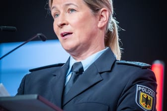 Berlin: Claudia Pechstein, Olympiasiegerin im Eissschnelllauf, spricht in ihrer Uniform als Bundespolizistin beim CDU-Grundsatzkonvent.