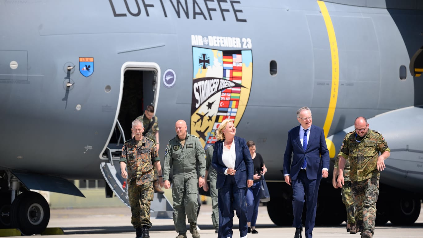 Ankunft der militärischen und politischen Spitzenvertreter in Wunstorf am Montag.