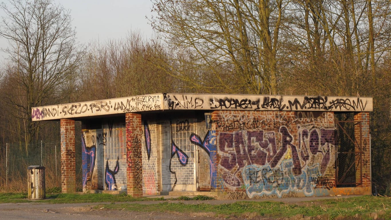 Ein mit Graffiti beschmiertes Toilettenhaus auf einem Autobahn-Rastplatz (Symbolbild): In Sachen Sauberkeit sind viele Rastplätze nicht gerade einladend.