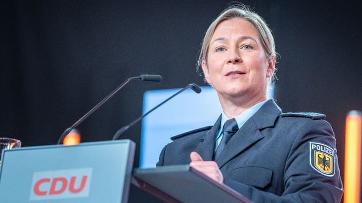 Claudia Pechstein, Olympiasiegerin im Eisschnelllauf: Sie trat beim CDU-Grundsatzkonvent in Uniform auf.