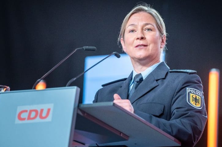 Claudia Pechstein, Olympiasiegerin im Eisschnelllauf: Sie trat beim CDU-Grundsatzkonvent in Uniform auf.