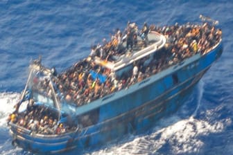 Das überfüllte Fischerboot: Zahlreiche Menschen sind an Bord des Fischerboots zu sehen, das später vor Südgriechenland kenterte und sank.
