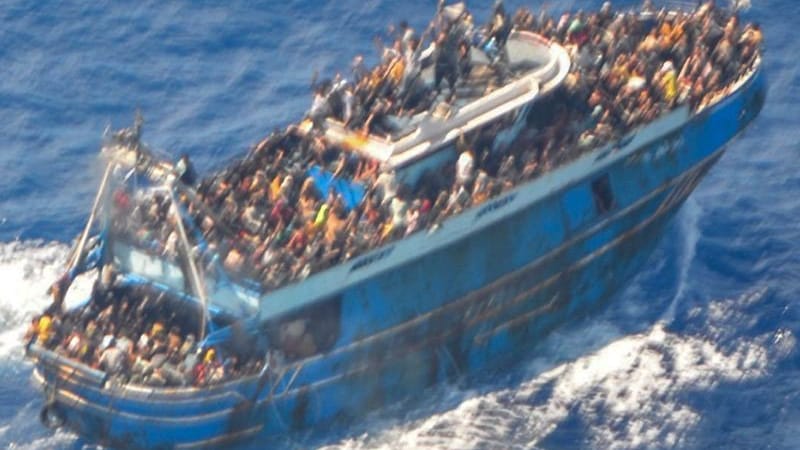 Das überfüllte Fischerboot: Zahlreiche Menschen sind an Bord des Fischerboots zu sehen, das später vor Südgriechenland kenterte und sank. Das überfüllte Fischerboot: Zahlreiche Menschen sind an Bord des Fischerboots zu sehen, das später vor Südgriechenland kenterte und sank.