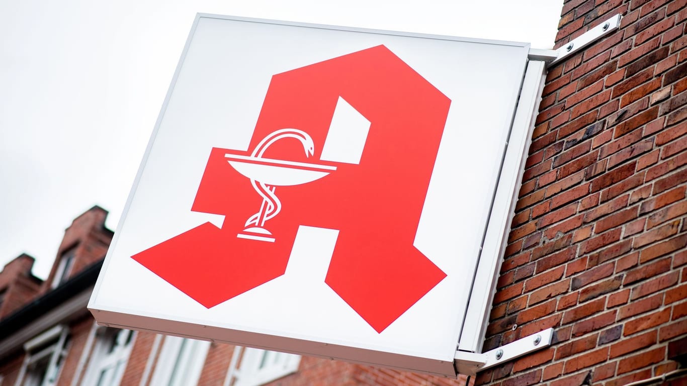 Das Schild für öffentliche Apotheken hängt an einer Hauswand in der Innenstadt von Emden (Symbolbild): Altenheime werden am Mittwoch weiter mit Medikamenten beliefert.