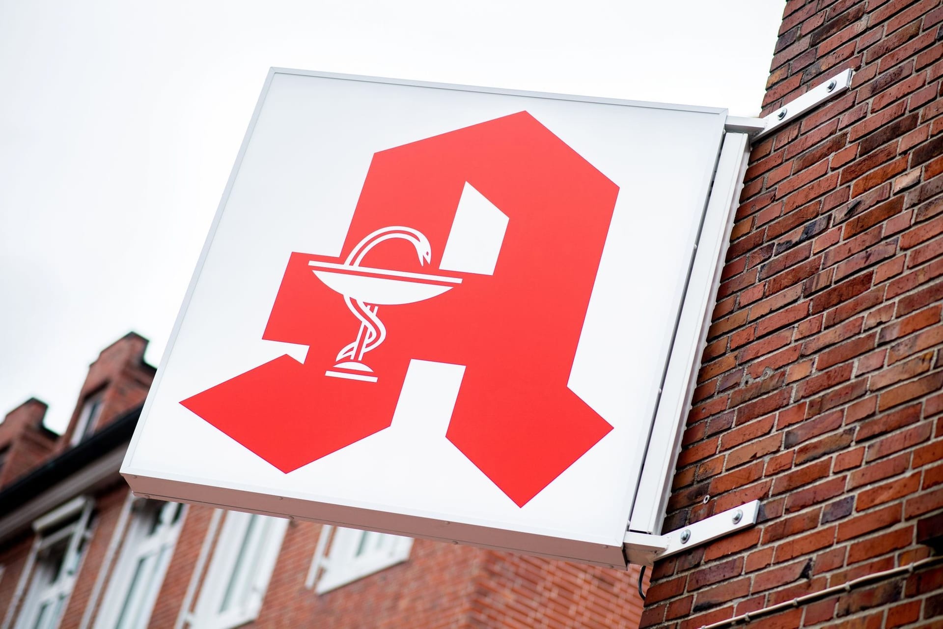 Das Schild für öffentliche Apotheken hängt an einer Hauswand in der Innenstadt von Emden (Symbolbild): Altenheime werden am Mittwoch weiter mit Medikamenten beliefert.