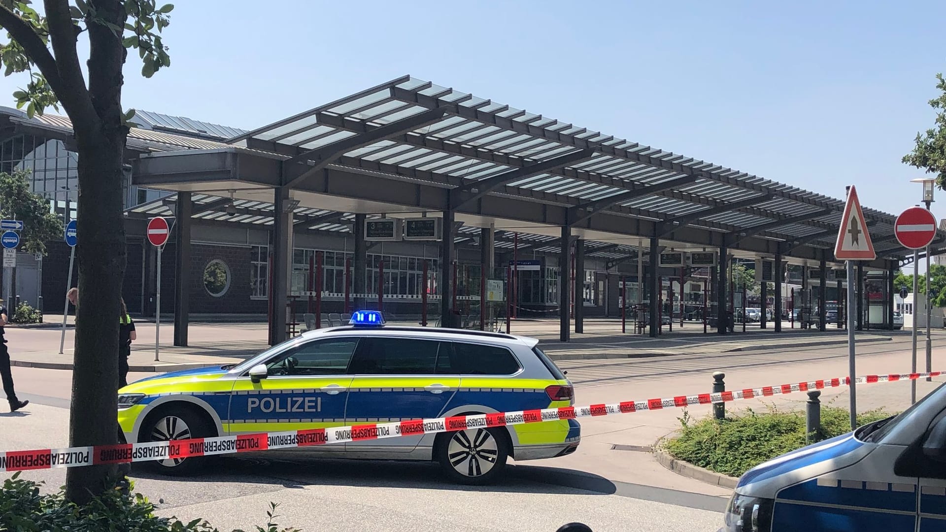 Polizeiwagen stehen am Peiner Bahnhof (Archivbild): Im Juni soll ein Mann mit einer Armbrust auf Passanten geschossen haben.