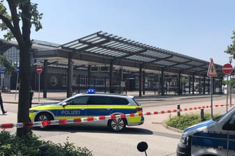 Polizeiwagen stehen am Peiner Bahnhof (Archivbild): Im Juni soll ein Mann mit einer Armbrust auf Passanten geschossen haben.