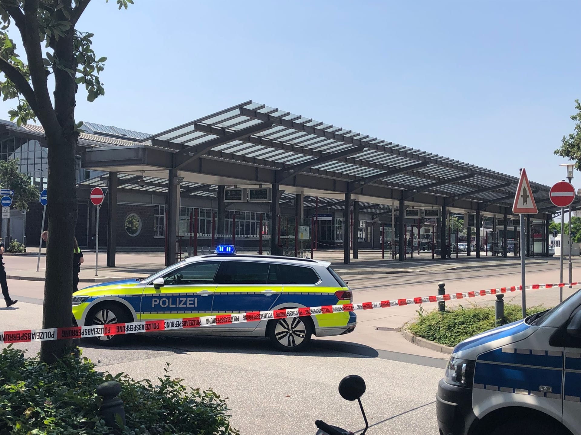 Polizeiwagen stehen am Peiner Bahnhof (Archivbild): Im Juni soll ein Mann mit einer Armbrust auf Passanten geschossen haben.
