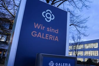 Ein Schild mit dem Logo des Warenhauskonzerns Galeria Karstadt Kaufhof (Symbolbild): Filialen in NRW werden am Freitag erneut bestreikt.