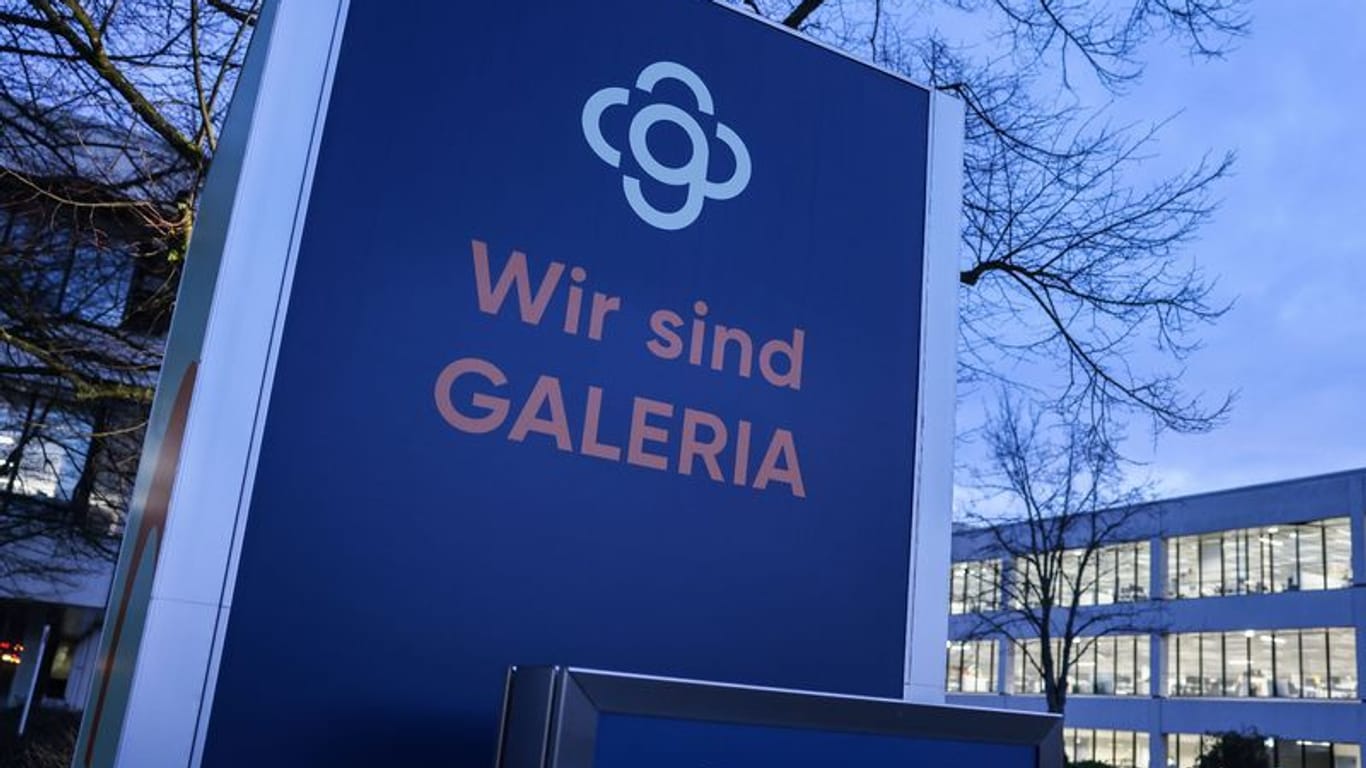 Ein Schild mit dem Logo des Warenhauskonzerns Galeria Karstadt Kaufhof (Symbolbild): Filialen in NRW werden am Freitag erneut bestreikt.