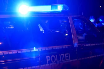 Ein Polizeiwagen mit Blaulicht im Einsatz (Symbolbild): Am Wochenende lösten die Beamten eine illegale Party bei München auf.