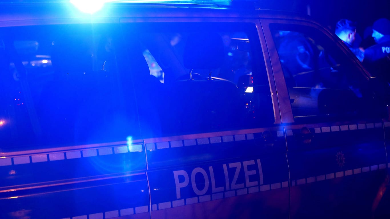 Ein Polizeiwagen mit Blaulicht im Einsatz (Symbolbild): Am Wochenende lösten die Beamten eine illegale Party bei München auf.