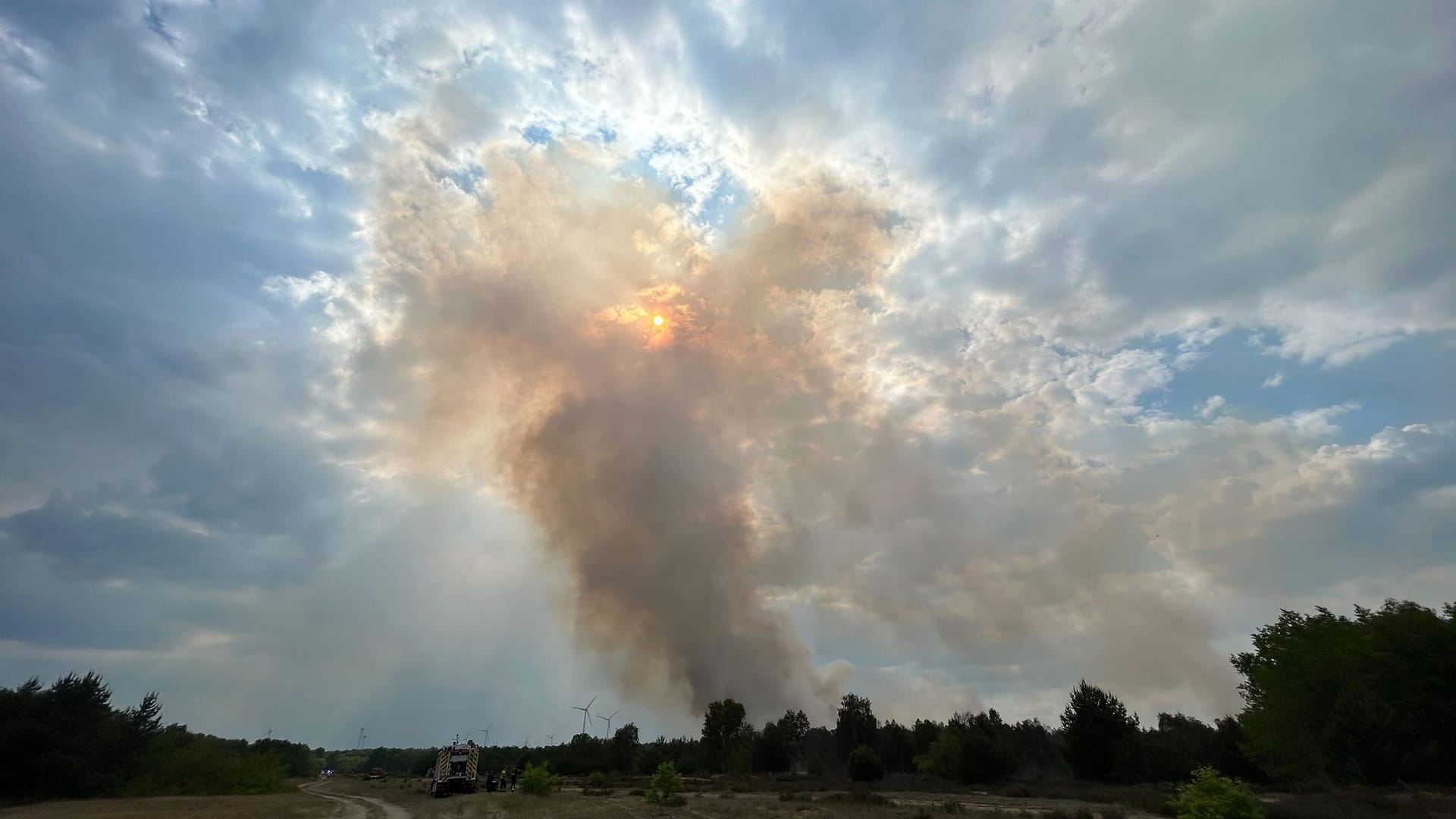 Waldbrand in Jüterbog: Starker Wind treibt den Rauch nach Potsdam.