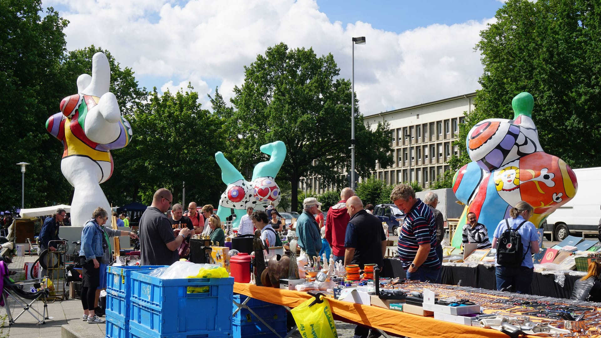 Altstadt Flohmarkt mit den Nanas in Hannover: Hier können Flohmarktfans jedes Wochenende stöbern.