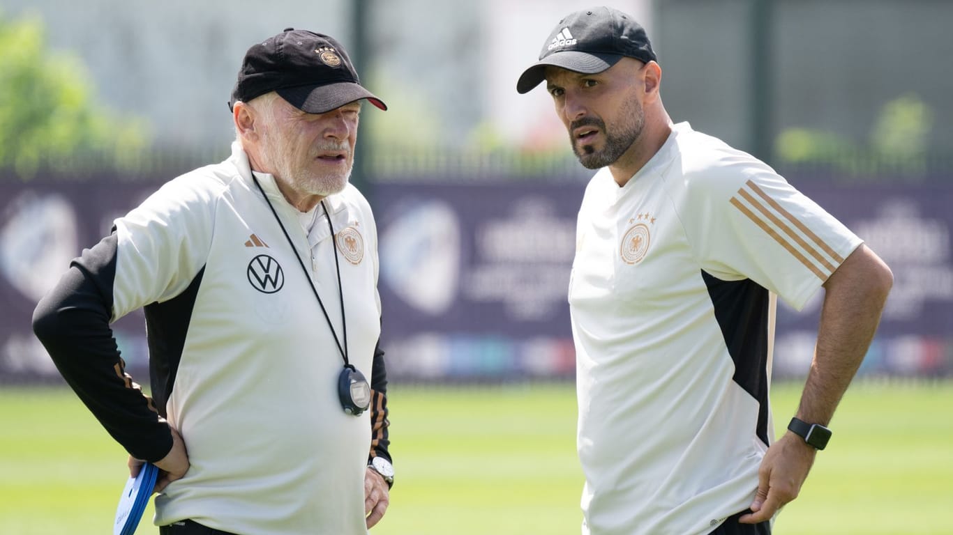 Antonio Di Salvo (r.) und Hermann Gerland: Der Chefcoach und sein Assistenztrainer warten mit der deutschen U21-Auswahl noch auf den ersten Sieg bei der EM.