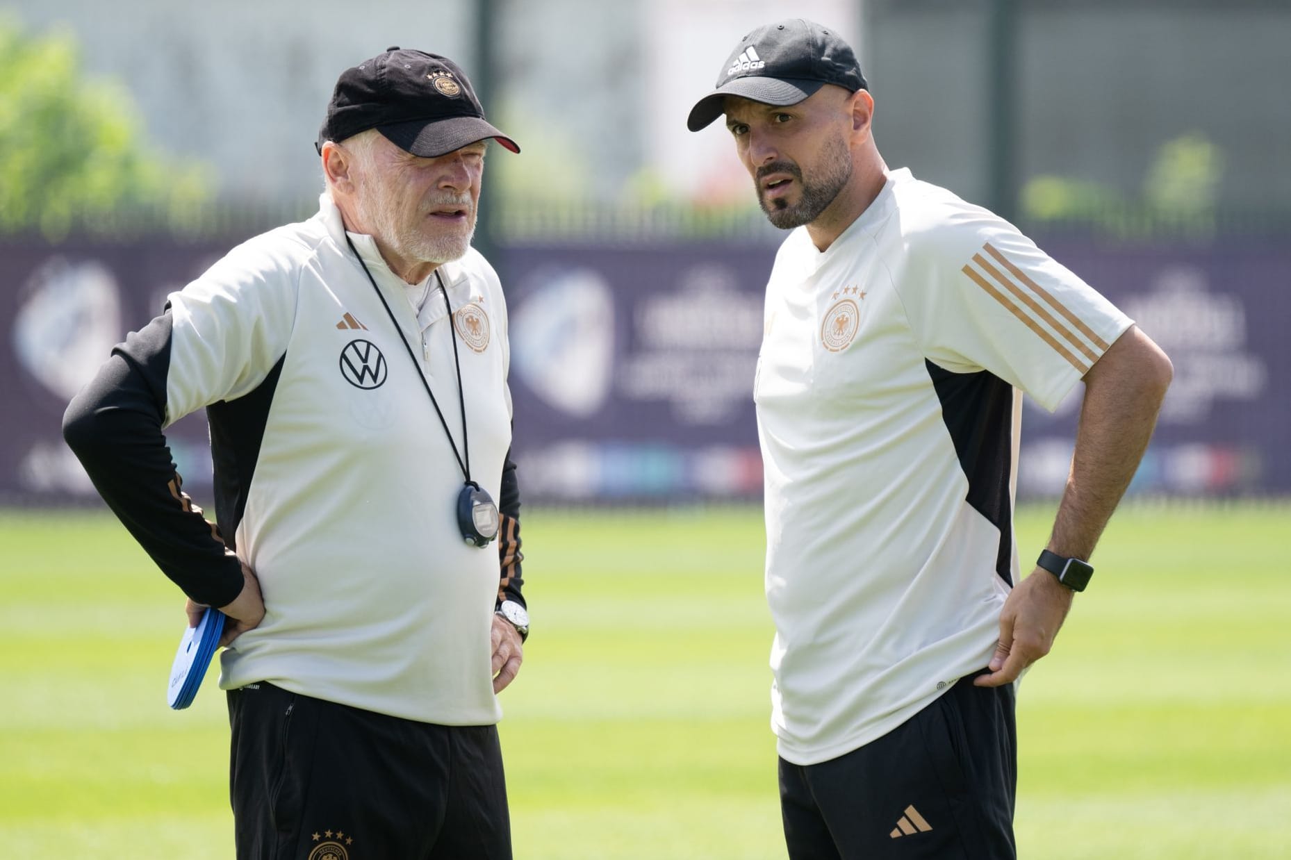 Antonio Di Salvo (r.) und Hermann Gerland: Der Chefcoach und sein Assistenztrainer warten mit der deutschen U21-Auswahl noch auf den ersten Sieg bei der EM.
