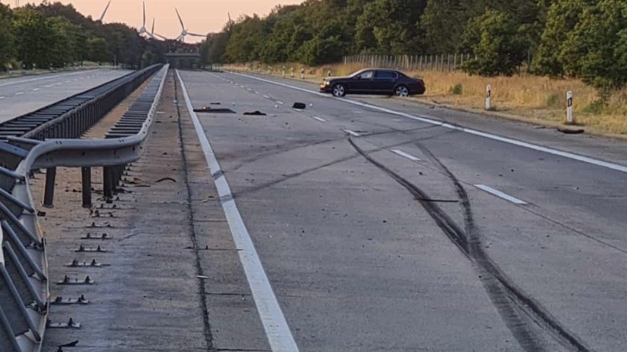 Der Bentley schleuderte über die Fahrbahn und hinterließ ein Trümmerfeld.