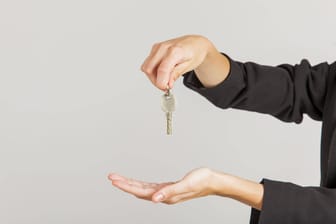 Schlüsselübergabe: Wer eine Immobilie geschenkt bekommt, muss sich relativ zügig um gewisse Dinge kümmern.