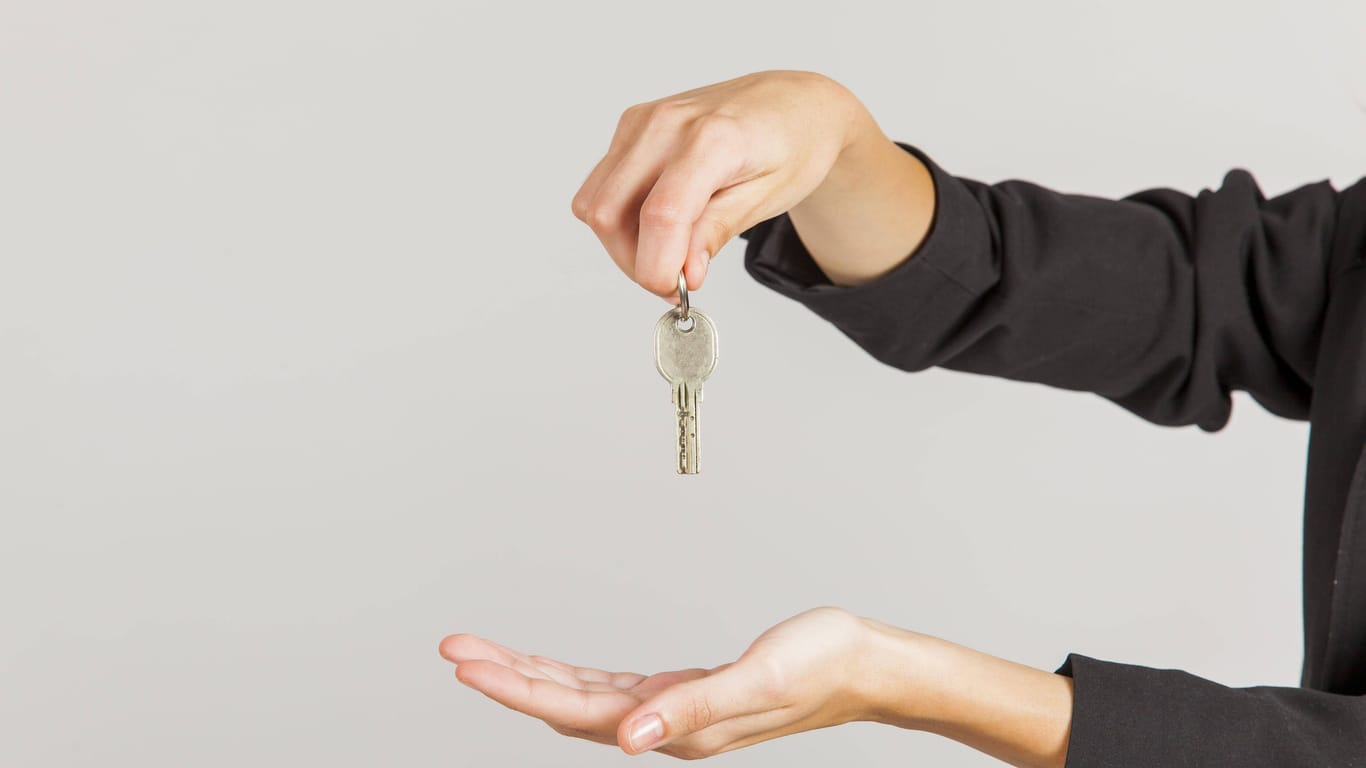 Schlüsselübergabe: Wer eine Immobilie geschenkt bekommt, muss sich relativ zügig um gewisse Dinge kümmern.