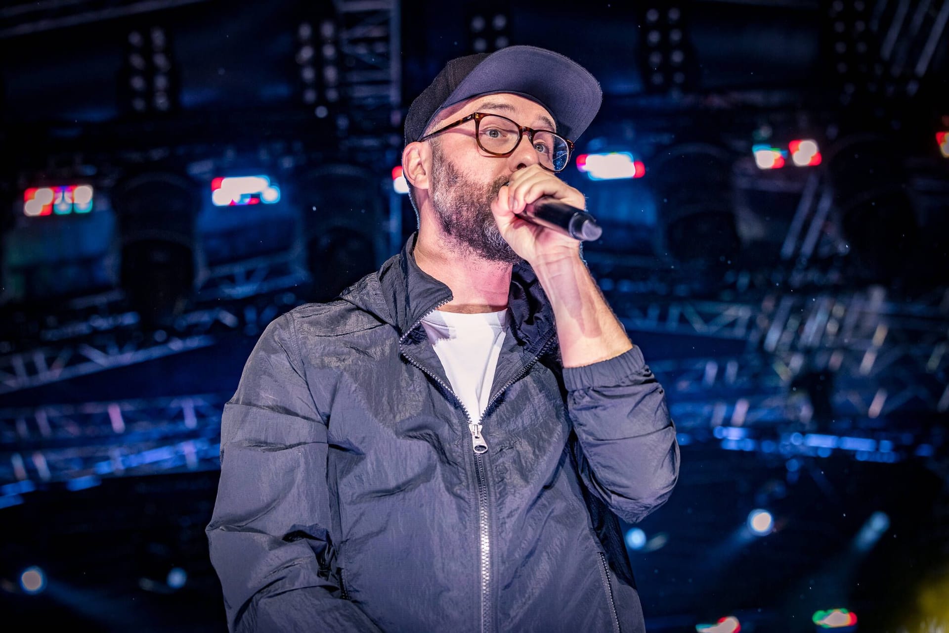 Mark Forster bei einem Konzert in Aschaffenburg (Archivbild): Der Sänger hat ein Duett mit Kontra K gesungen.