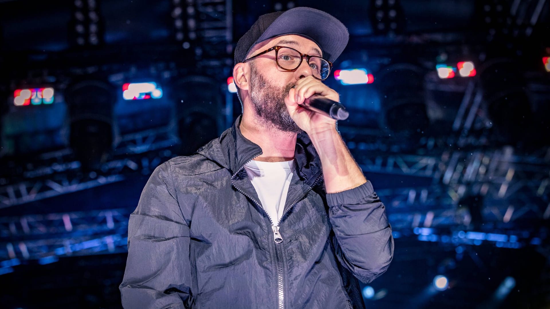 Mark Forster bei einem Konzert in Aschaffenburg (Archivbild): Der Sänger hat ein Duett mit Kontra K gesungen.