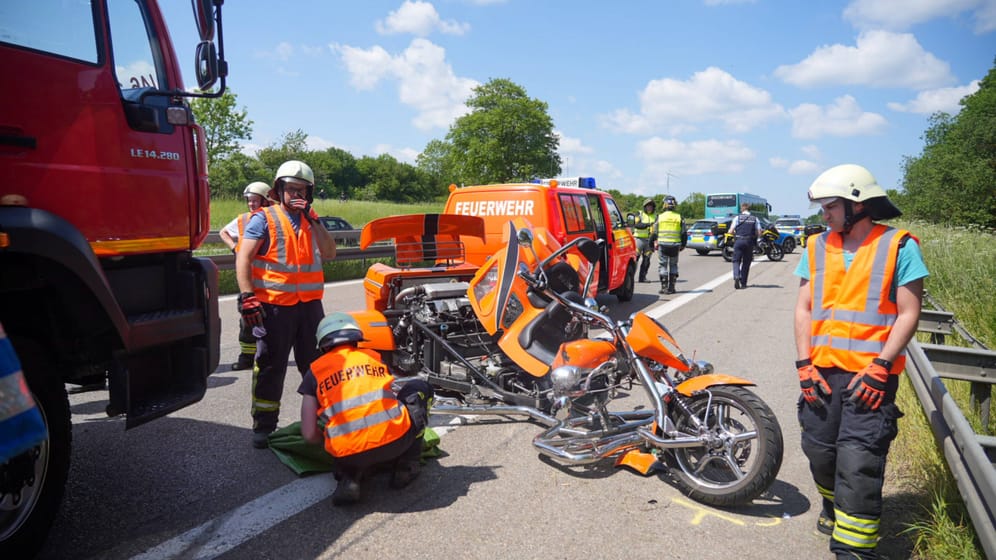 Tödlicher Dreirad-Unfall auf der A8 im Kreis Göppingen: Die Autobahn in Fahrtrichtung Stuttgart musste für mehrere Stunden vollgesperrt werden.