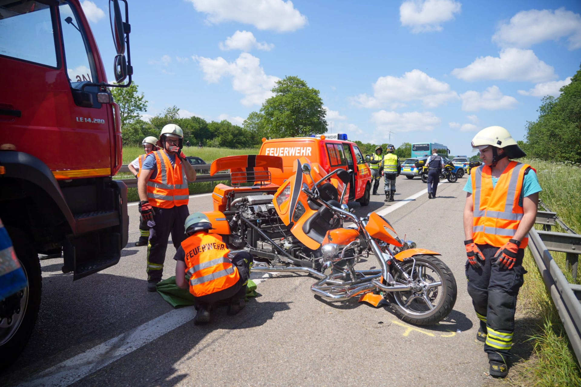 Tödlicher Dreirad-Unfall auf der A8 im Kreis Göppingen: Die Autobahn in Fahrtrichtung Stuttgart musste für mehrere Stunden vollgesperrt werden.