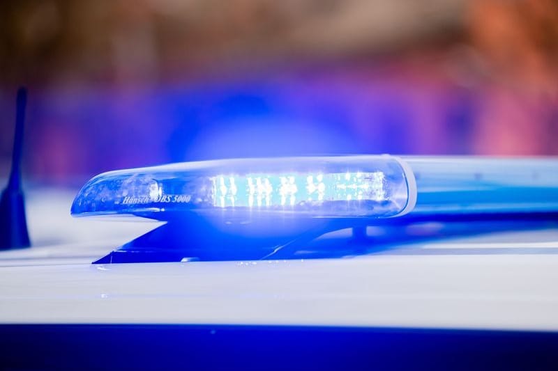 Das Blaulicht eines Polizeifahrzeuges (Symbolbild): Nach Schüssen auf einem Schulhof in Karmen wurde ein Haftbefehl erlassen.