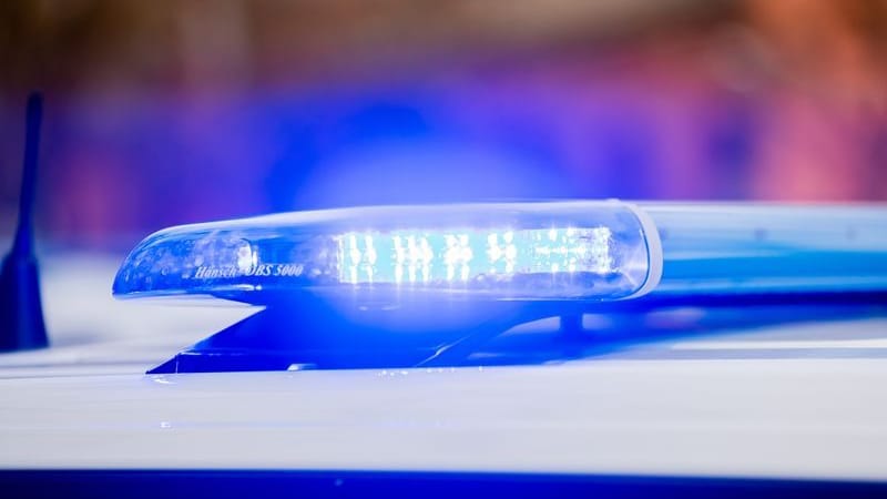 Das Blaulicht eines Polizeifahrzeuges (Symbolbild): Nach Schüssen auf einem Schulhof in Karmen wurde ein Haftbefehl erlassen. Das Blaulicht eines Polizeifahrzeuges (Symbolbild): Nach Schüssen auf einem Schulhof in Karmen wurde ein Haftbefehl erlassen.
