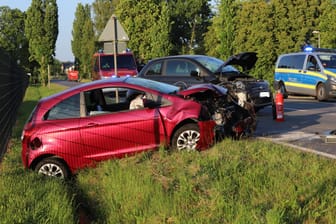 Unfall in Bokholt-Hanredder: Zwei Autos kollidierten, eins landete im Straßengraben.